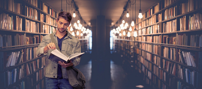 Schüler in Bibliothek ein Buch lesend